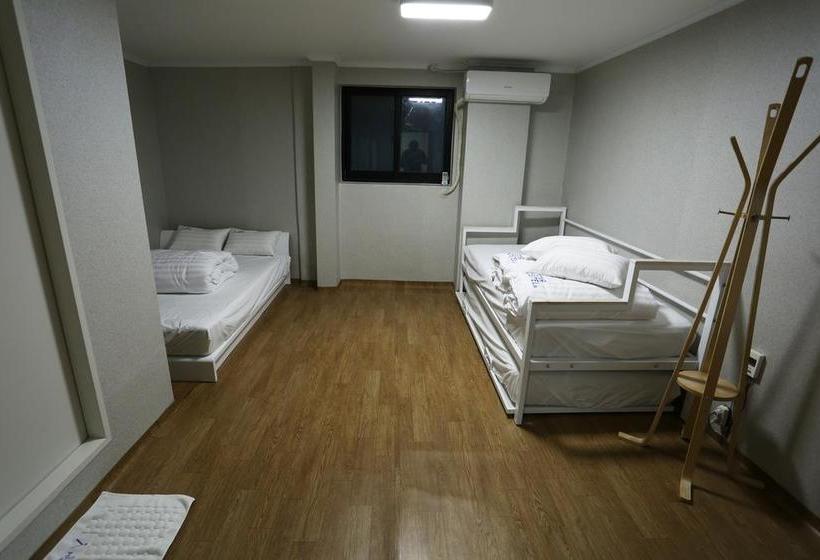 Star Hostel Myeongdong Family