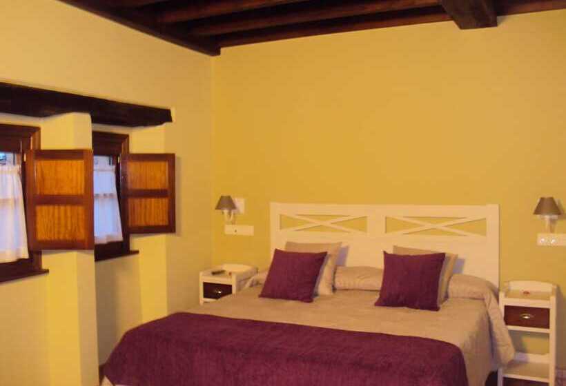 Y Apartamentos El Camín