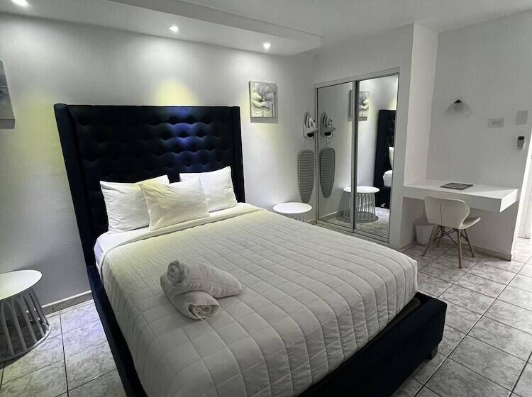 هتل Douglas Highway