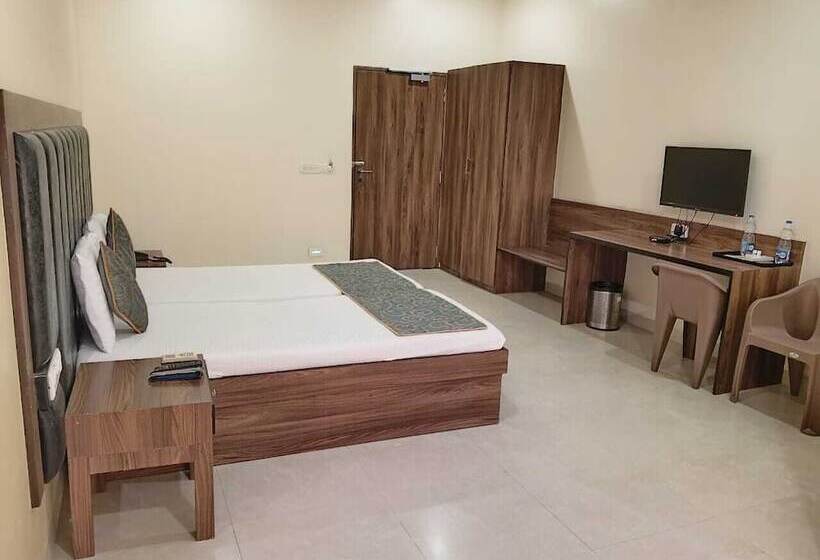 Отель Sannidhi Emerald