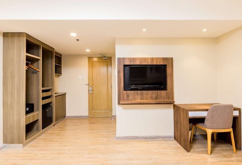 בית מלון כפרי Surestay Plus By Best Western Cebu City