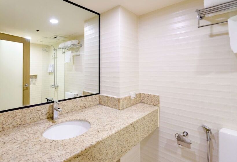 בית מלון כפרי Surestay Plus By Best Western Cebu City