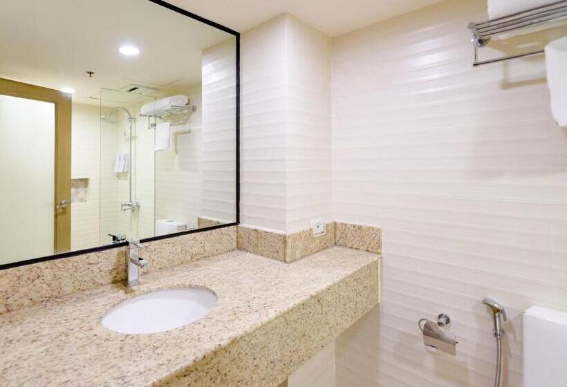 בית מלון כפרי Surestay Plus By Best Western Cebu City