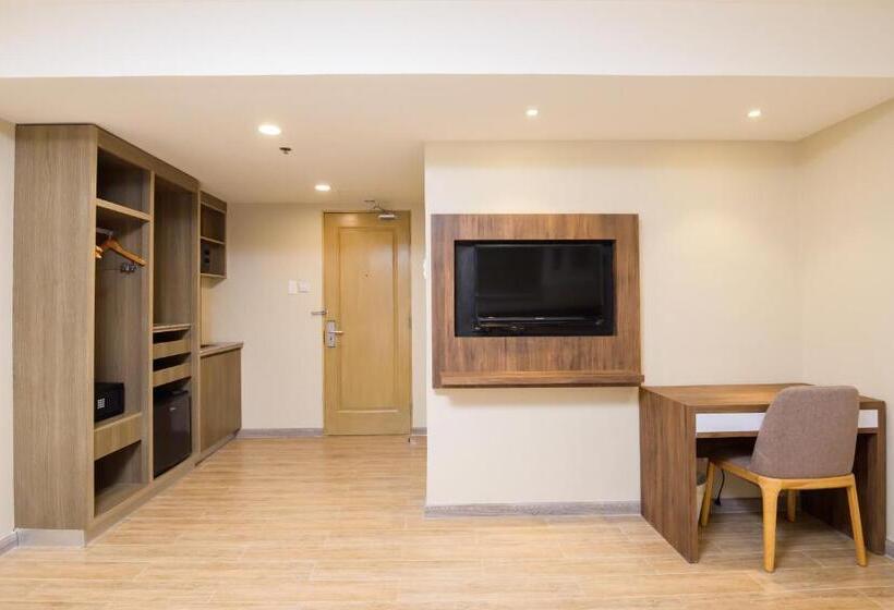 בית מלון כפרי Surestay Plus By Best Western Cebu City