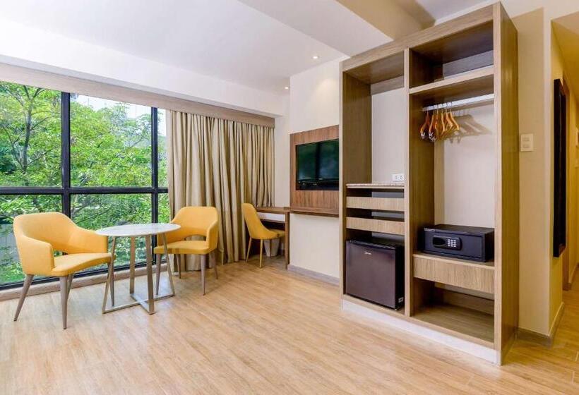 בית מלון כפרי Surestay Plus By Best Western Cebu City