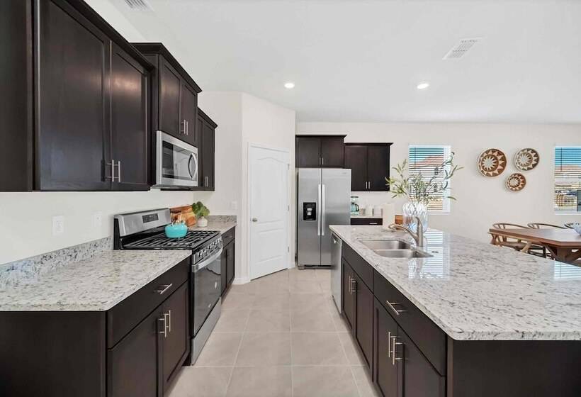 Resort Oasis W/ Game Room: 11 Mi To Disney!