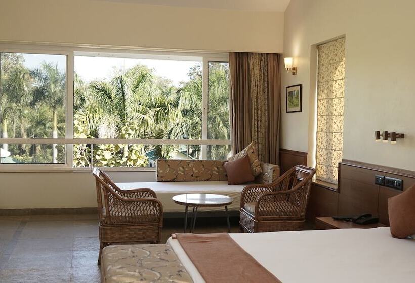 Village Machaan Resort