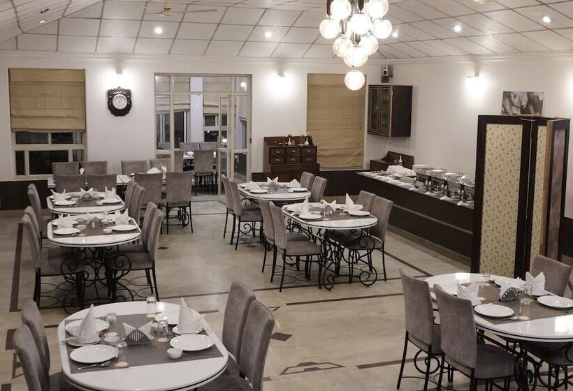 Village Machaan Resort