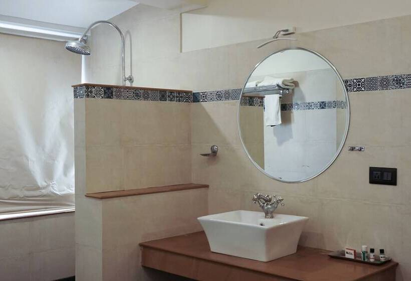 Village Machaan Resort