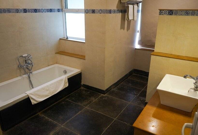 Village Machaan Resort