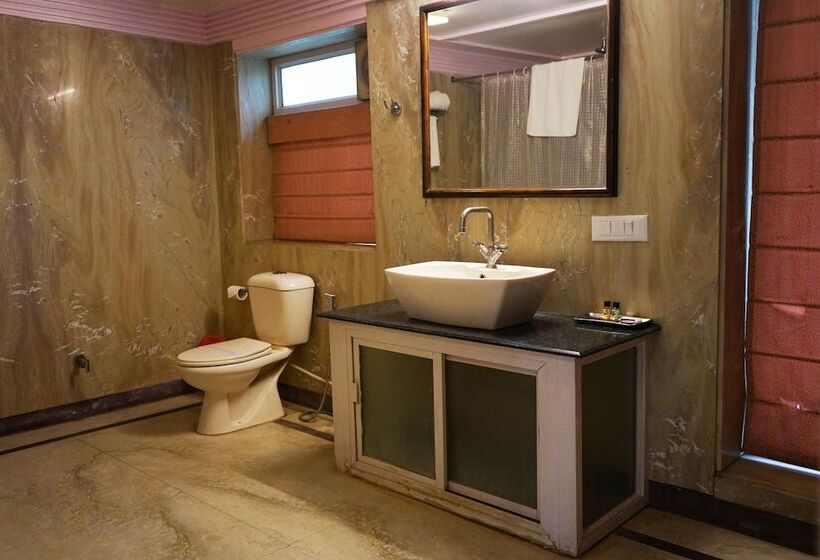 Village Machaan Resort