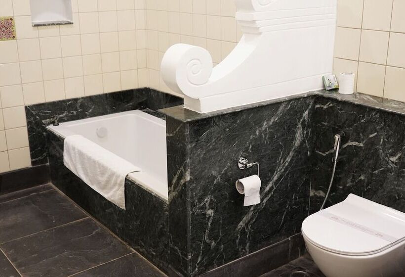 Village Machaan Resort