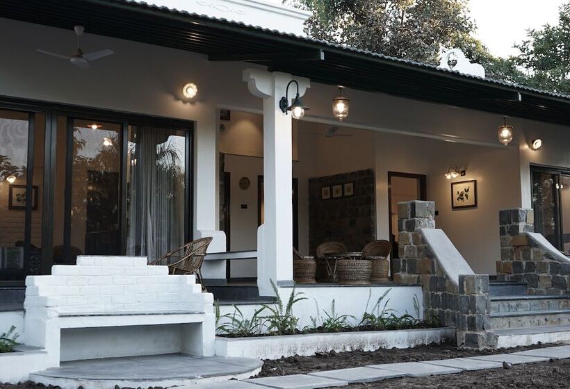 Village Machaan Resort