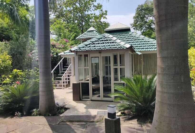 Village Machaan Resort