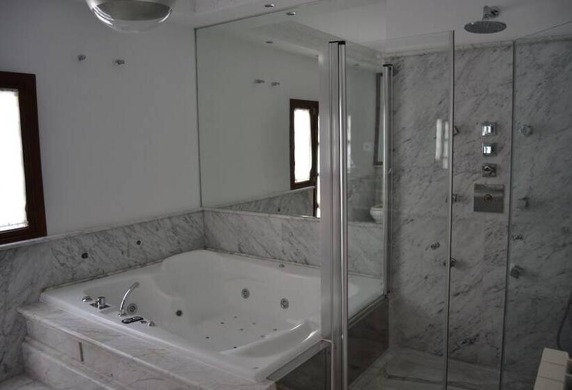 تختخواب و صبحانه Suite Comares