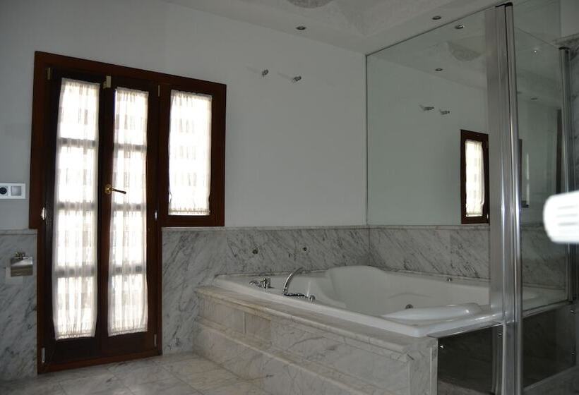 تختخواب و صبحانه Suite Comares