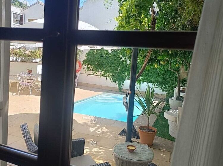 تختخواب و صبحانه Suite Comares