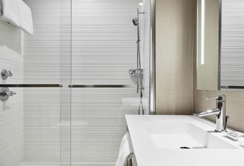 Ac Hotel By Marriott Cincinnati At The Banks