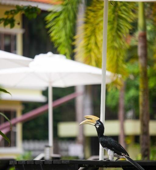 هتل Anjungan Beach Resort