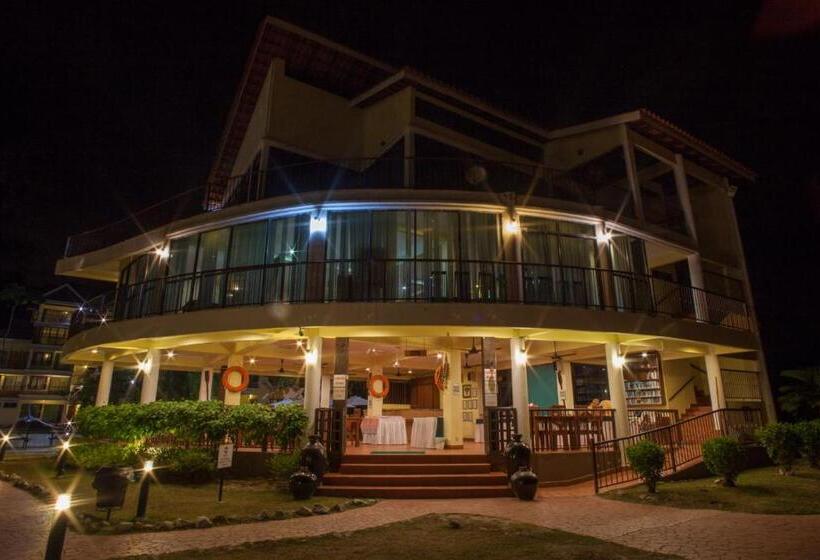 هتل Anjungan Beach Resort