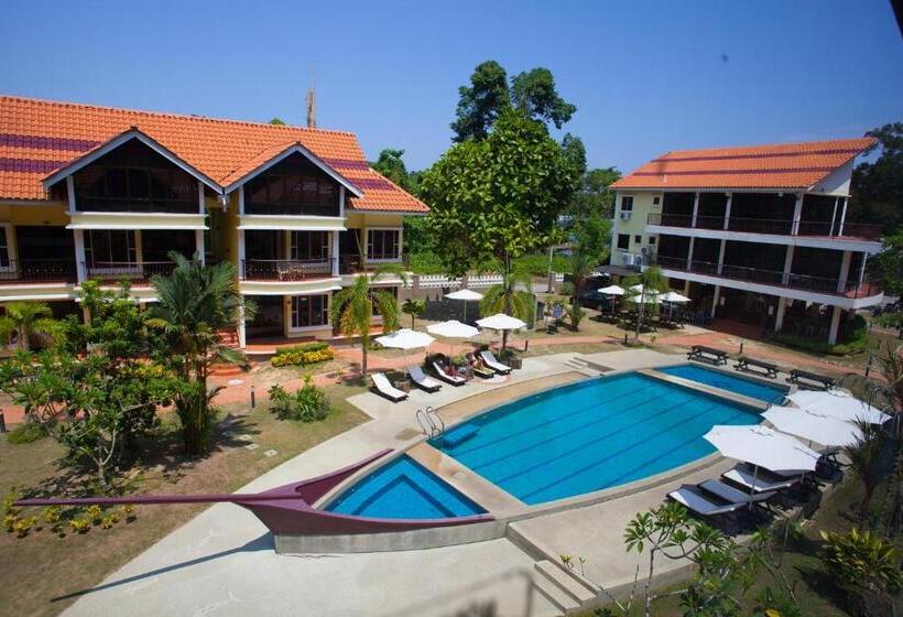هتل Anjungan Beach Resort