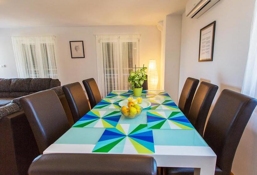 Отель Apartments Novi Vinodolski