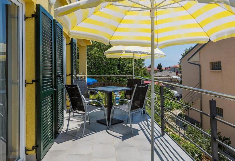 Отель Apartments Novi Vinodolski