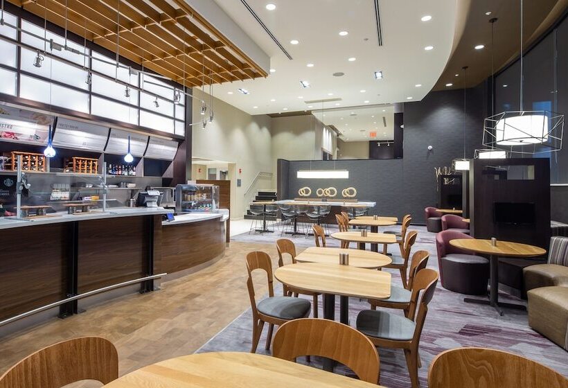 هتل Courtyard By Marriott New York Queens/fresh Meadows