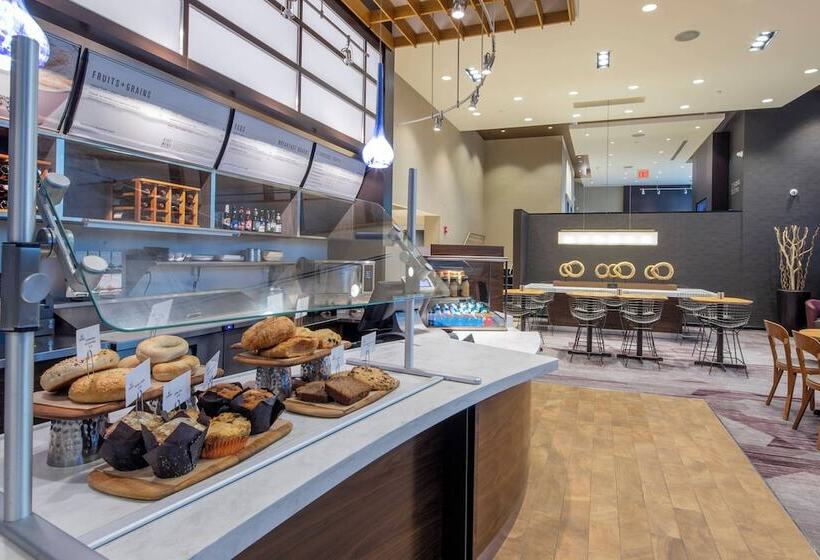 هتل Courtyard By Marriott New York Queens/fresh Meadows