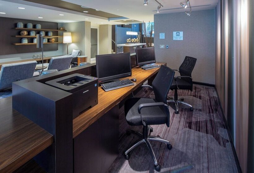 Отель Courtyard By Marriott New York Queens/fresh Meadows