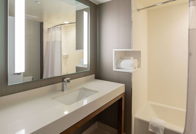 Отель Courtyard By Marriott New York Queens/fresh Meadows