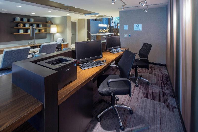 Отель Courtyard By Marriott New York Queens/fresh Meadows