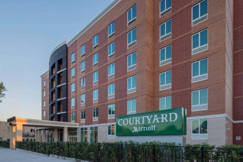 Отель Courtyard By Marriott New York Queens/fresh Meadows