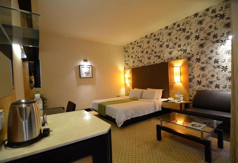 Отель Eastwood Valley Golf & Country Club