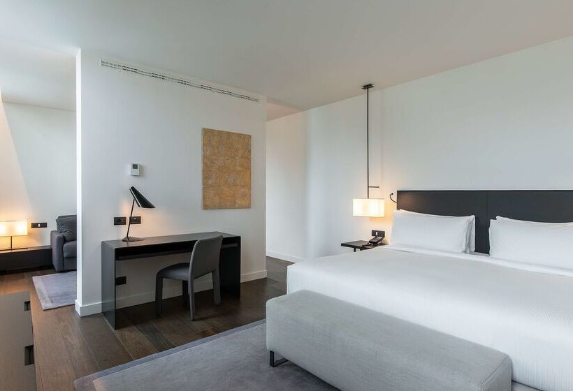 Отель Hilton Lake Como