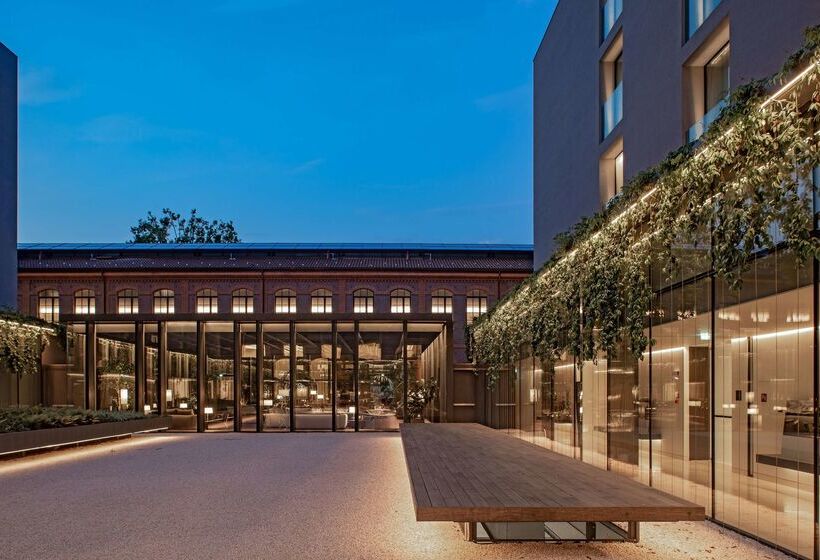 Отель Hilton Lake Como