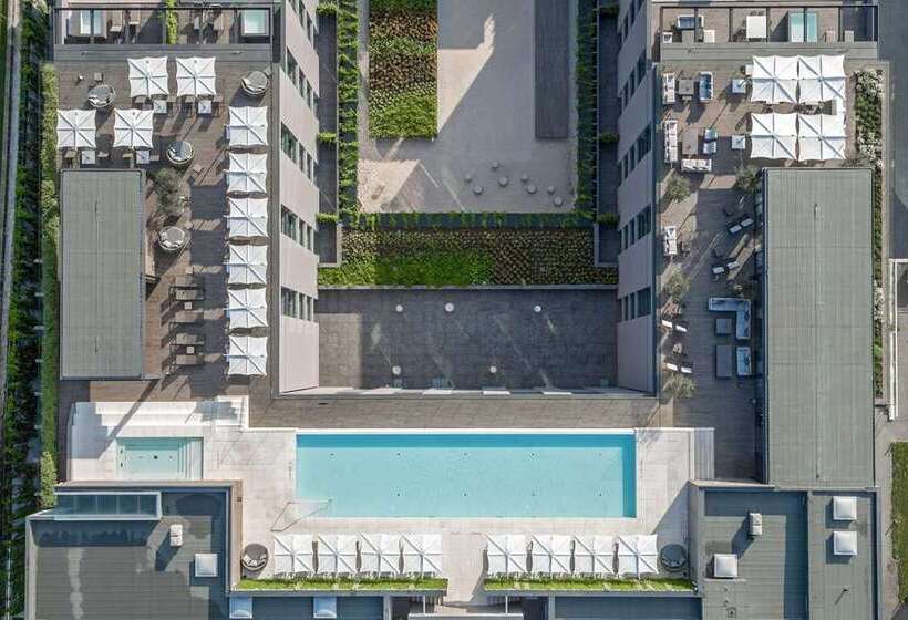 Отель Hilton Lake Como