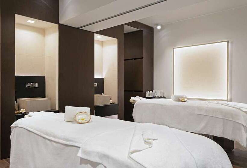 Отель Hilton Lake Como