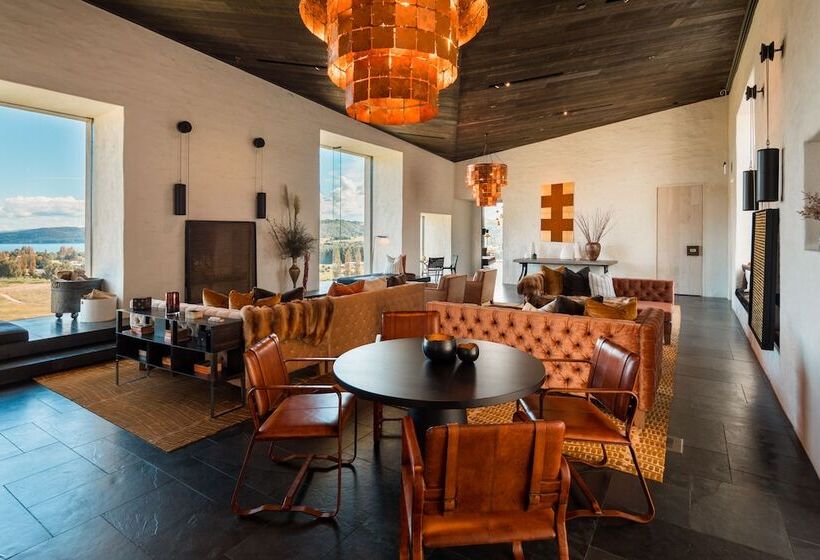 Отель Kinloch Manor & Villas