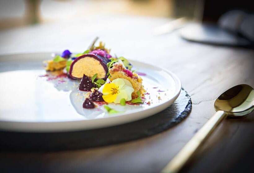 Отель Kinloch Manor & Villas