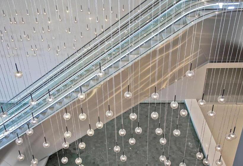 هتل NH Curitiba The Five