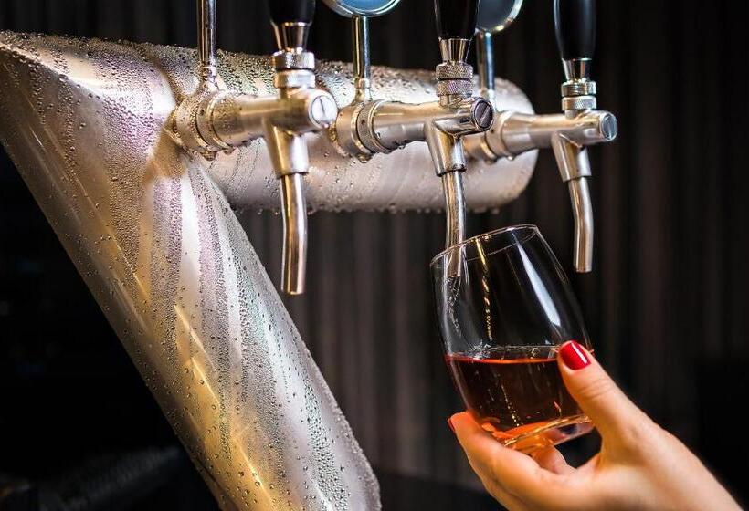 هتل NH Curitiba The Five