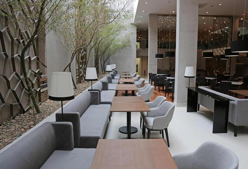 هتل NH Curitiba The Five