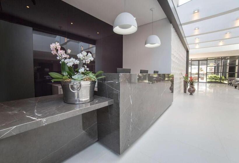 هتل NH Curitiba The Five