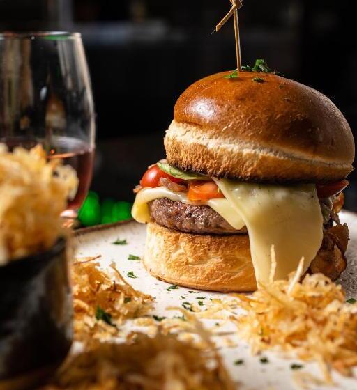 هتل NH Curitiba The Five