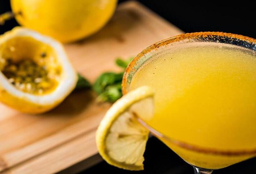 هتل NH Curitiba The Five