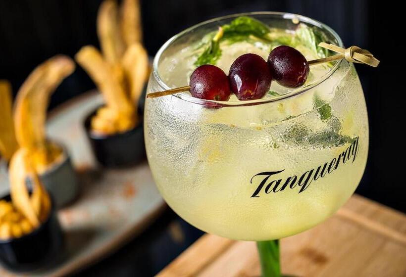 هتل NH Curitiba The Five