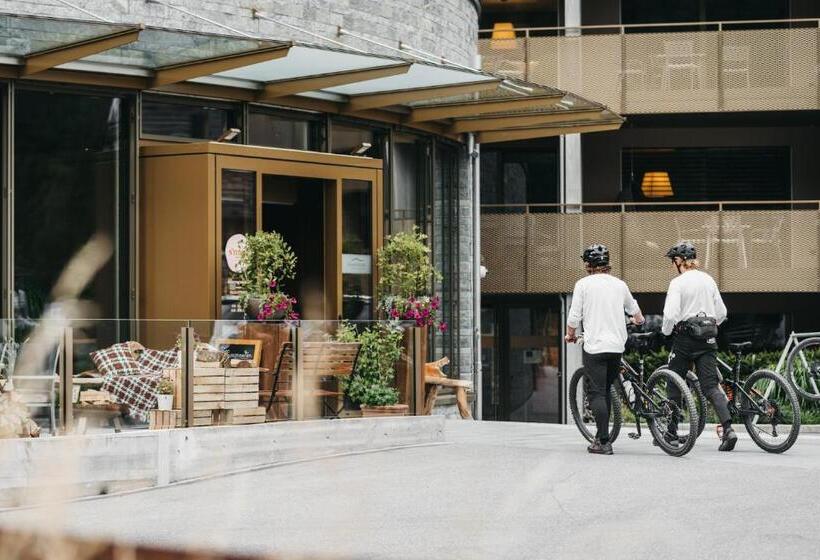 فندق Peaks Place Apartments & Spa