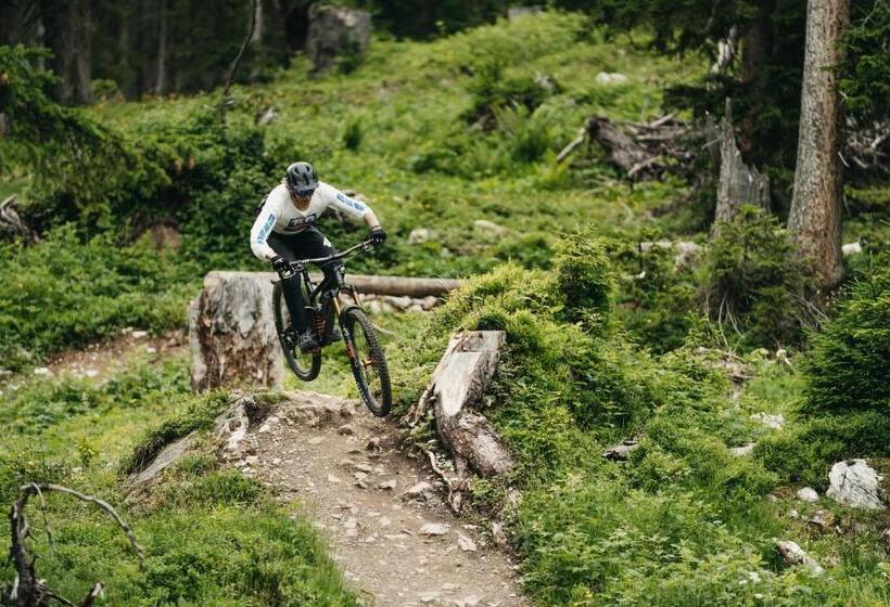 فندق Peaks Place Apartments & Spa