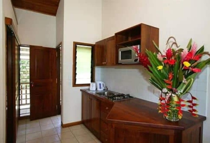 هتل Poppys On The Lagoon